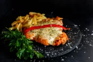 Pollo empanado a la napolitana